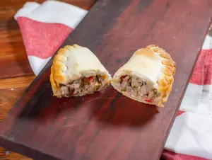 Empanada de carne con cheddar