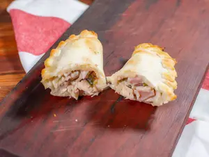 Empanada pollo,verdeo, panceta