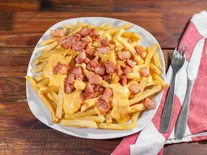 Papa con cheddar y bacon
