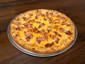 Pizza con panceta y cheddar
