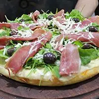 Pizza jamon crudo y rucula