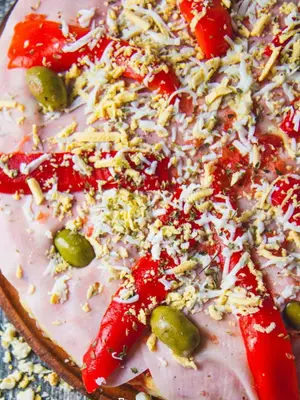 Pizza jamón, morrón y huevo