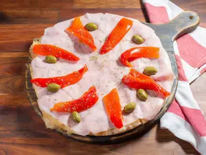 Pizza jamón y morrones