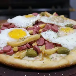 Pizza salchipapa a caballo