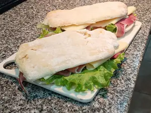 Sándwich de jamón crudo