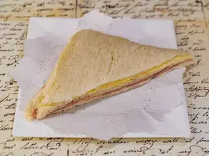 Sándwich triple de jamón y queso