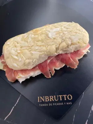Sandwich PAN DE CEBOLLA CON CRUDO Y QUESO