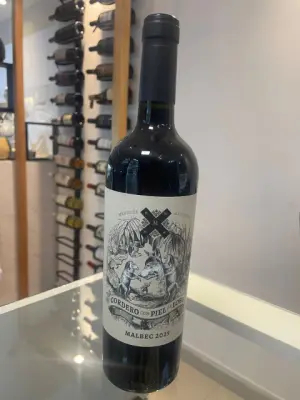 Vino Cordero con piel de LOBO