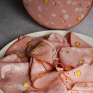 MORTADELA TIPO BOLOGNA CON PISTACHOS (100 gr)