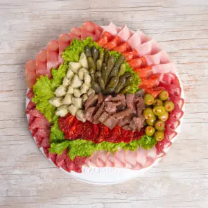 PICADA DE FIAMBRES CLÁSICA CHICA (Comen 2, Pican 4)