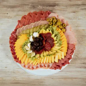 PICADA DE FIAMBRES Y QUESOS SIN TACC CHICA (Comen 2, Pican 4)