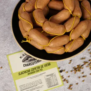 SALCHICHA COPETÍN DE VIENA AHUMADO CON PIEL KALIMNOS (tira por 24 unidades)