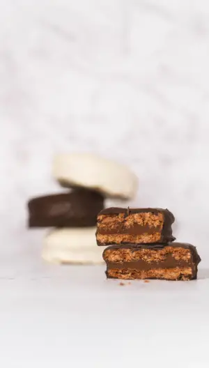 Alfajores surtidos de chocolate negro y blanco