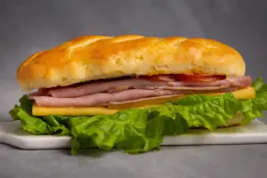 Baguetín jamón, queso, tomate y lechuga
