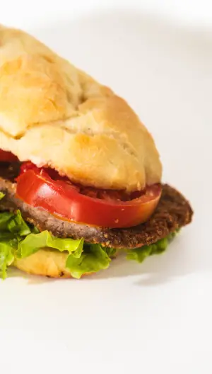 Baguetín milanesa y tomate