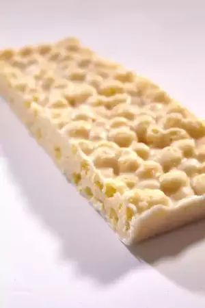 Barra de quinoa pop de chocolate blanco