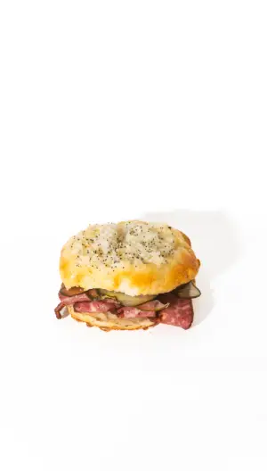 Sándwich pastrón con pepinillos (chico)