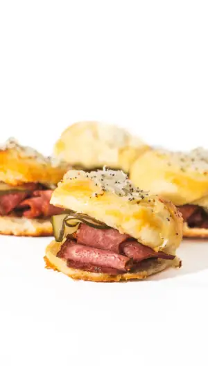 Sándwich pastrón con pepinillos (chico). X4 UNIDADES