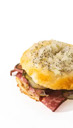Sándwich pastrón con pepinillos (grande)