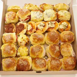 Surtido sándwiches y empanadas copetín por 30 unidades