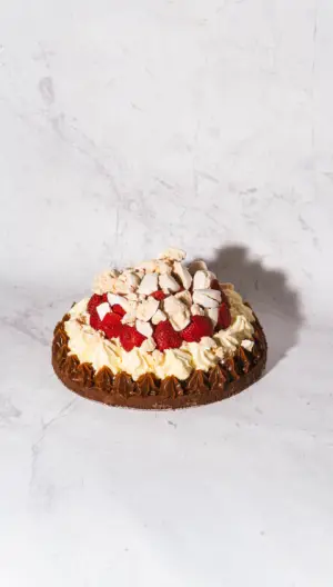 Torta Marquise con Frutillas y Merenguitos (entera)