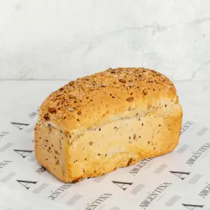 Pan de molde blanco con semillas