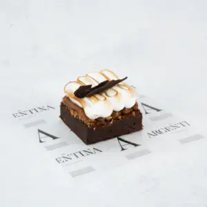 Porción brownie y merengue