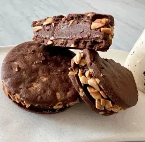 Alfajor de chocolate y maní