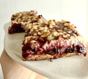 Cuadrado de crumble de frutos rojos