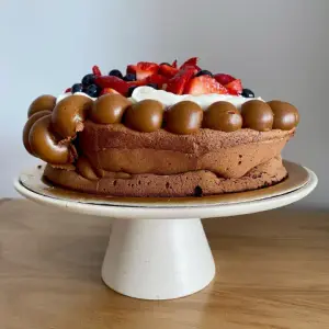 Marquise de chocolate con ddl, crema y frutos rojos