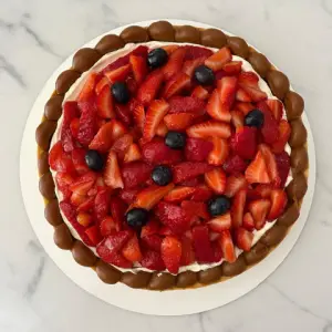 Tarta de Frutillas con dulce de leche y crema