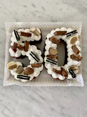 Torta Brownie 2 letras o 2 números con chocolates 2kg