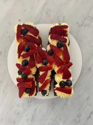 Torta Brownie 2 letras o 2 números con frutos rojos 2kg