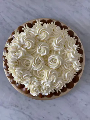 Torta Brownie con dulce de leche y crema chantillí