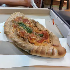 Calzone de jamón, morrones y huevo
