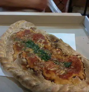 Calzone de muzzarella jamón, tomate y huevo