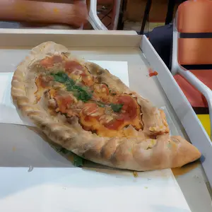 Calzone muzzarella, jamon, morron. Huevos y pamitos