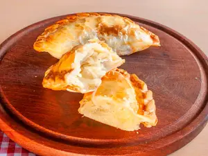 Empanada de queso y cebolla