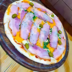 Gigante 12 porciones. Muzzarella, chedart, panceta y verdeo