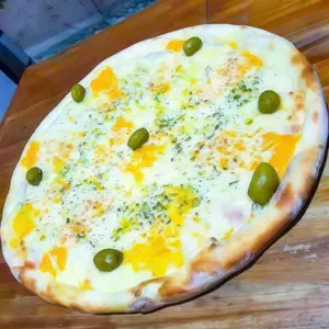 Pizza 5 quesos muzzarella, roquefort, provolone y queso parmesano y chedart
