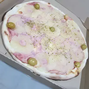 Pizza con jamón y ananá