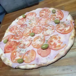 Pizza con jamón y tomate