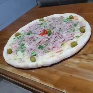 Pizza con muzzarella, verdeo y jamón