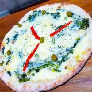 Pizza con parmesano, espinaca y muzzarella