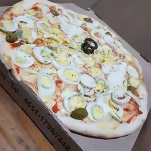 Pizza de muzzarella y huevo duro