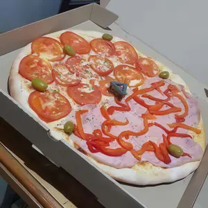 Pizza gigante 12 porciones jamón y morrón, mitad napolitana