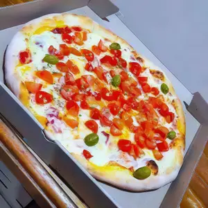 Pizza muzzarela con tomate cherry salteado con ajo