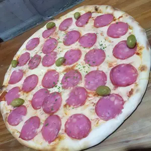 Pizza muzzarella con calabresa