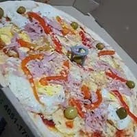 Pizza muzzarella con huevo frito, jamón, morrón y queso parmesano