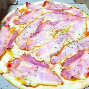 Pizza muzzarella con panceta.